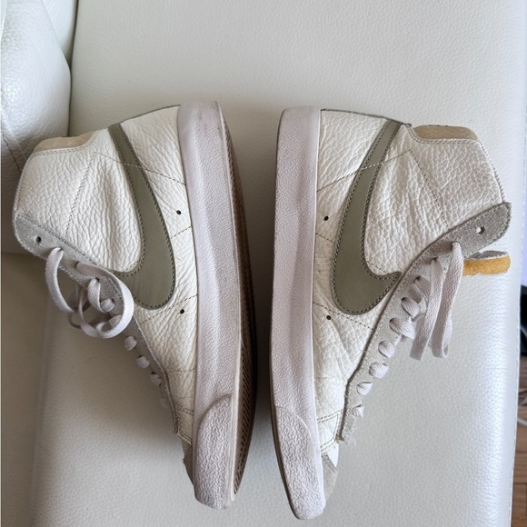 Nike High Neck Sneakers in sz. 8 - Picture 5 of 10